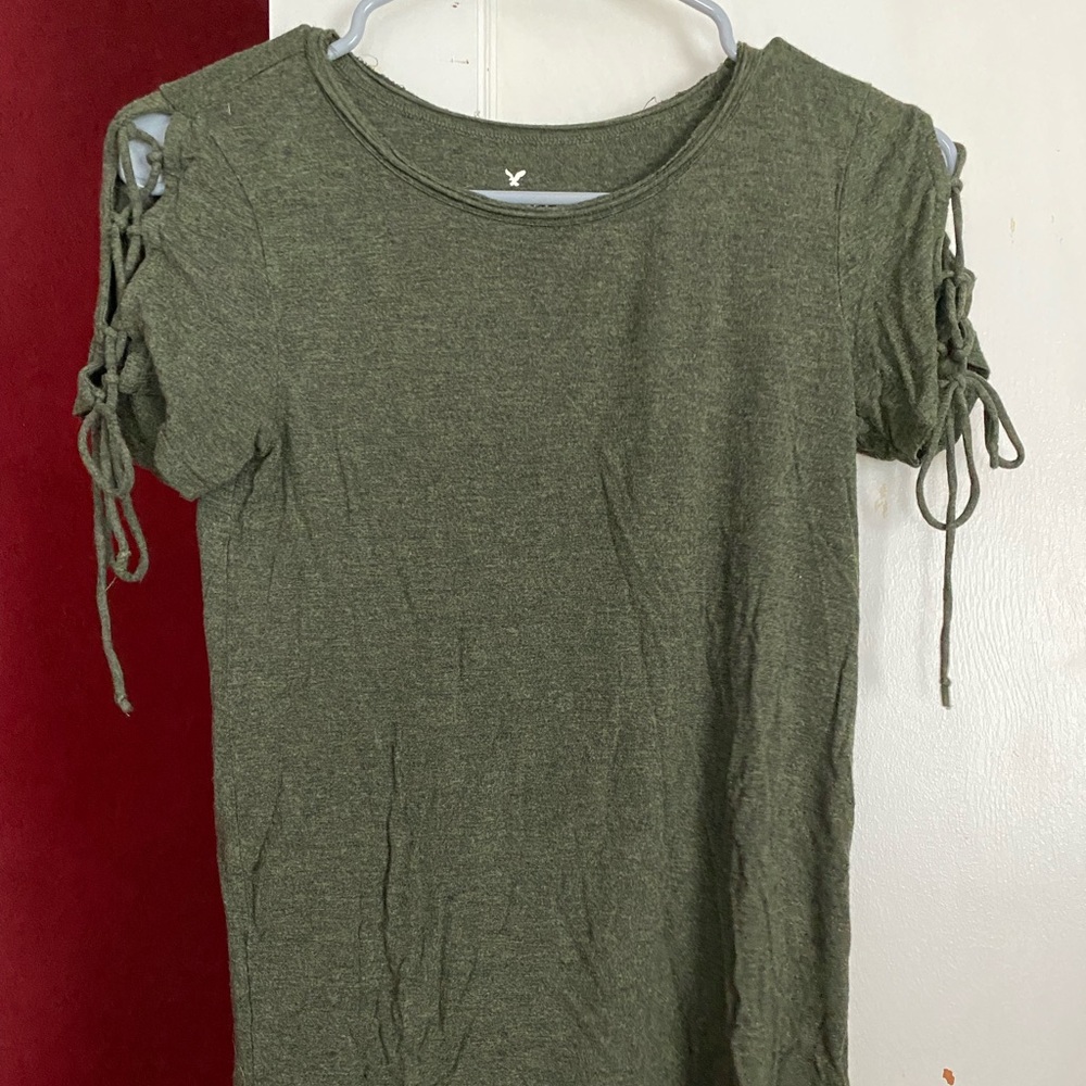 Comfy army green tshirt with lace-up sleeve